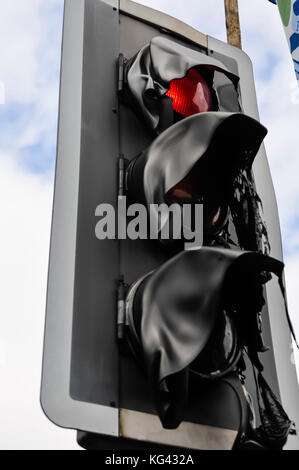 Belfast, Nordirland. 15. Juli 2013 - Ampeln sind von der Hitze des brennenden Auto nach einer Nacht von Unruhen in Belfast geschmolzen Stockfoto