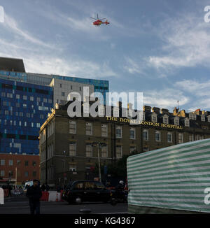 London Air Ambulance kommt An das neue Royal London Hospital in Whitechapel in London in den frühen Morgenstunden Stockfoto