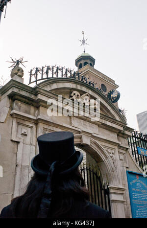 Macabre 16. Jahrhundert Eingang St Olave Kirche in Seething Lane in der Londoner City, gewidmet dem Schutzpatron der Norwegen, König Olaf II. Stockfoto