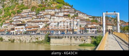 Die osumi Fluss und die weißen Häuser am Berat Altstadt, UNESCO, Albanien Stockfoto