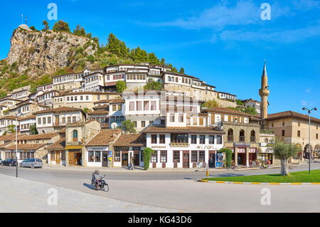 Albanien - traditionelle Balkan Häuser, historische Altstadt von Berat, UNESCO Stockfoto