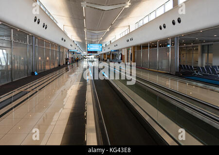 Leere Fahrsteig im Flughafenterminal, Flugzeug Boarding gates, internationale Abflüge Lounge, O.R.Tambo International Airport, Johannesburg Stockfoto