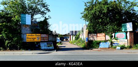 Schilder am Eingang der Straße auf Industrial Estate im Erith, Kent, Vereinigtes Königreich, Werbung Unternehmen und Händler entfernt Stockfoto