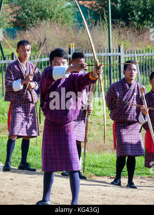 Bhutanesische Männer konkurriert in einem Spiel des Bogenschießens in Timphu, Bhutan. Stockfoto