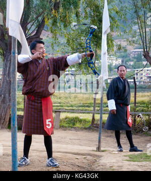 Bhutanesische Männer konkurriert in einem Spiel des Bogenschießens in Timphu, Bhutan. Stockfoto