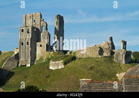 Corfe Castle Ruinen oberhalb Corfe Castle Village, Dorset, Großbritannien Stockfoto