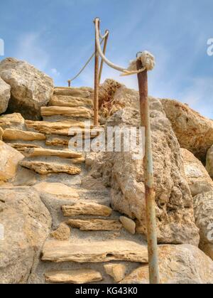 Schritte ausschneiden und in die Felsen am Strand im südlichen Spanien führenden gebaut Stockfoto