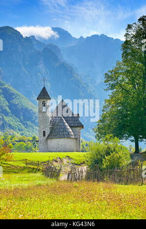 Kleine Römisch-katholische Kirche in Theth Dorf, Albanischen Alpen, Albanien Stockfoto