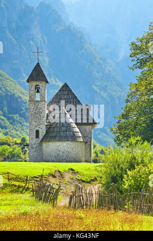 Kleine Römisch-katholische Kirche in Theth Dorf, Albanischen Alpen, Albanien Stockfoto