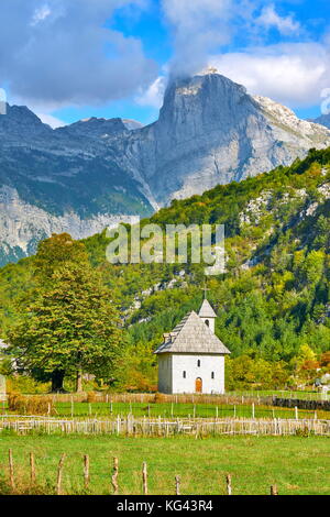 Kleine Römisch-katholische Kirche in Theth. Theth, Thethi, Albanien Stockfoto