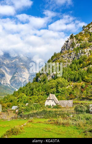 Ein Stein traditionellen Bauernhaus. Theth, Thethi Tal, Shkodra, Albanien Stockfoto