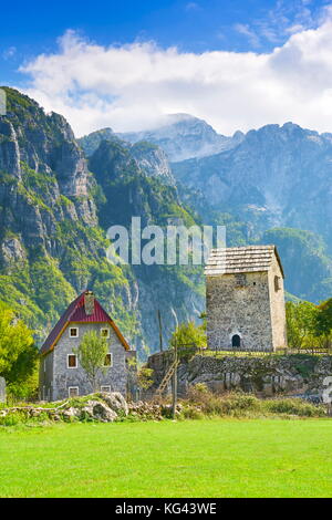 Ein Stein traditionellen Bauernhaus. Auf der rechten Lock-in-Turm. Theth Dorf Thethi Tal, Albanien Stockfoto