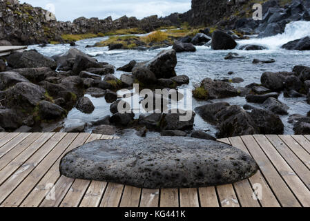 Holzterrasse in der Nähe des oxararfoss Wasserfall Stockfoto