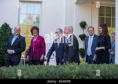 SIE WISSEN WAHRSCHEINLICH, WER ES IST, DER Vorsitzende des Repräsentantenhauses der Vereinigten Staaten, Kevin Brady, Republikaner von Texas, richtig. und der Republikaner Steve Scalise, der Republikaner von Louisiana, verließ den Westflügel des Weißen Hauses, während sie sich darauf vorbereiten, mit Reportern zu sprechen, nach einem Treffen zwischen den Republikanern des Kongresses und dem US-Präsidenten Donald J. Trump, wo sie am 2. November 2017 im Weißen Haus in Washington, DC, über den Steuerplan von Präsident Trump diskutierten. Cred Stockfoto