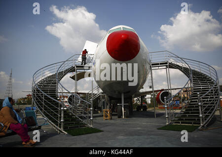 Kathmandu, Nepal. November 2017. Ein Arbeiter trifft die letzten Vorbereitungen für ein verlassenes Flugzeug vor der Eröffnung seines Museums in Kathmandu, Nepal am Freitag, den 03. November 2017. Quelle: Skanda Gautam/ZUMA Wire/Alamy Live News Stockfoto