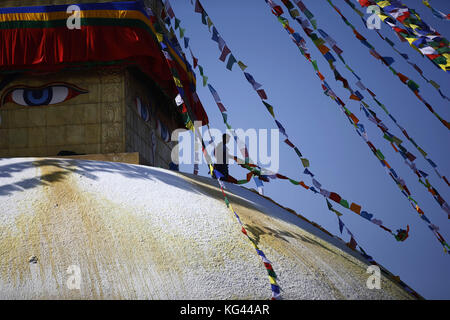 Kathmandu, Nepal. 3. November 2017. Ein Mann Gebetsfahnen rund um die Boudhanath Stupa schmückt, ein UNESCO-Weltkulturerbe auf einen günstigen Tag in Kathmandu, Nepal am Freitag, November 03, 2017. Credit: skanda Gautam/zuma Draht/alamy leben Nachrichten Stockfoto