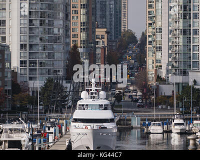 Vancouver, British Columbia, Kanada. 31. Oktober 2017. Ein Blick auf die Boote, die an der Quayside Marina am False Creek anlegen, und die hohen Wohnungstürme in Downtown Vancouvers Yaletown Viertel. Quelle: Bayne Stanley/ZUMA Wire/Alamy Live News Stockfoto