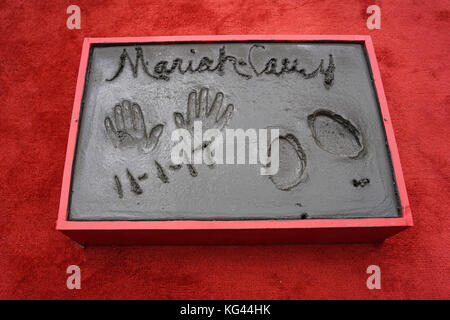 Eine allgemeine Ansicht der Mariah Carey Hand- und Fußabdrücke an der Zeremonie zu Ehren Mariah Carey bei Tcl Chinese Theatre am 1. November 2017 in Hollywood, Kalifornien. | Verwendung weltweit Stockfoto