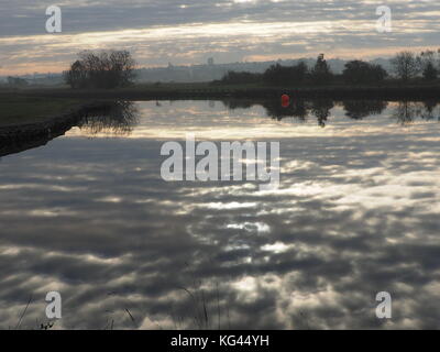 Sheerness, Kent, Großbritannien. 3. November 2017. UK Wetter: Sehr trüb und nebelig in den Tag zu starten. Dramatische Reflexionen über Barton's Point See und den Kanal. Credit: James Bell/Alamy leben Nachrichten Stockfoto