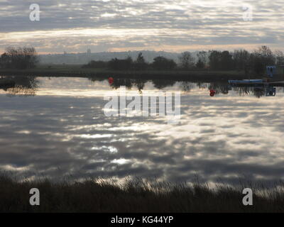 Sheerness, Kent, Großbritannien. 3. November 2017. UK Wetter: Sehr trüb und nebelig in den Tag zu starten. Dramatische Reflexionen über Barton's Point See und den Kanal. Credit: James Bell/Alamy leben Nachrichten Stockfoto