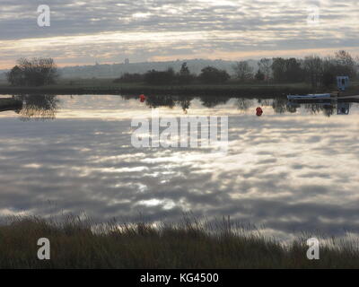 Sheerness, Kent, Großbritannien. 3. November 2017. UK Wetter: Sehr trüb und nebelig in den Tag zu starten. Dramatische Reflexionen über Barton's Point See und den Kanal. Credit: James Bell/Alamy leben Nachrichten Stockfoto