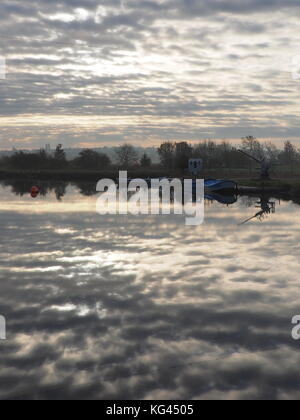 Sheerness, Kent, Großbritannien. 3. November 2017. UK Wetter: Sehr trüb und nebelig in den Tag zu starten. Dramatische Reflexionen über Barton's Point See und den Kanal. Credit: James Bell/Alamy leben Nachrichten Stockfoto