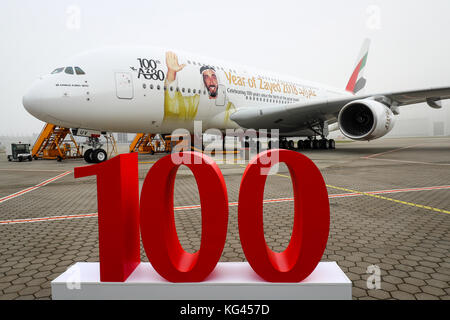 Ein airbus A380 mit der Sonderdarstellung von Scheich Zayed bin Sultan Al Nahyan, dem Gründervater der Vereinigten Arabischen Emirate, ist am 3. November 2017 in den airbus-Werken in Hamburg zu sehen. Im Rahmen einer offiziellen Zeremonie wird der 100. airbus A380 von Dubai an die Fluggesellschaft Emirates geliefert. Emirates ist einer der größten Kunden für den Airbus A380. Foto: Christian Charisius/dpa Stockfoto