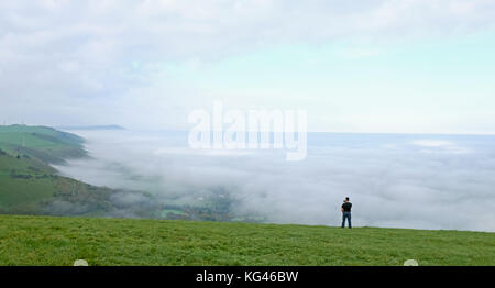 Brighton, Großbritannien. , . Ein wunderschöner nebeliger Herbstmorgen entlang des South Downs Way mit Blick auf den Weald am Devils Dyke nördlich von Brighton. Die Temperaturen werden in den nächsten Tagen in ganz Großbritannien drastisch sinken. Credit: Simon Dack/Alamy Live News Stockfoto