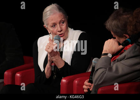 Rom, Italien. 2 Nov, 2017. Vanessa Redgrave erfüllt das Publikum während der 12 Rom Film Fest im Auditorium Parco della Musica am 2. November 2017 in Rom, Italien. Credit: Polifoto/Alamy leben Nachrichten Stockfoto