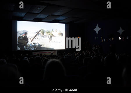 Paris, Frankreich. 2 Nov, 2017. Konferenz in Solidarität mit Kurdistan im Irak im Saint-germain-des-pres Kino in Paris. Der Philosoph Bernard Henri Levy, der Bürgermeister von Paris anne Hidalgo, der ehemalige Ministerpräsident Manuel Valls, der ehemalige Außenminister Bernard Kouchner, der Journalistin Caroline Fourest, sowie der Präsident des kurdischen Instituts von Paris Kendal nezan und allgemeine pechmergas Hajar aumar Ismail, nahm den Fußboden nach dem Besuch der Vorführung des Films die Schlacht von Mosul og. Credit: siavosh Hosseini/alamy leben Nachrichten Stockfoto