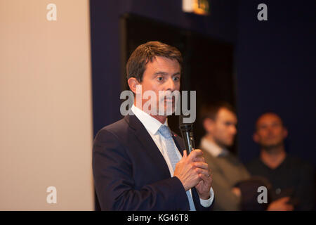 Paris, Frankreich. 2 Nov, 2017. Manuel Valls, Konferenz in Solidarität mit Kurdistan im Irak im Saint-germain-des-pres Kino in Paris. Der Philosoph Bernard Henri Levy, der Bürgermeister von Paris anne Hidalgo, der ehemalige Ministerpräsident Manuel Valls, der ehemalige Außenminister Bernard Kouchner, der Journalistin Caroline Fourest, sowie der Präsident des kurdischen Instituts von Paris Kendal nezan und allgemeine pechmergas Hajar aumar Ismail, nahm den Fußboden nach dem Besuch der Vorführung des Films die Schlacht von Mosul og. Credit: siavosh Hosseini/alamy leben Nachrichten Stockfoto