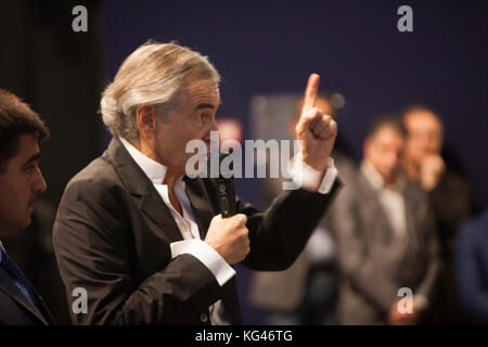 Paris, Frankreich. 2 Nov, 2017. Bernard Henri Levy, Konferenz in Solidarität mit Kurdistan im Irak im Saint-germain-des-pres Kino in Paris. Der Philosoph Bernard Henri Levy, der Bürgermeister von Paris anne Hidalgo, der ehemalige Ministerpräsident Manuel Valls, der ehemalige Außenminister Bernard Kouchner, der Journalistin Caroline Fourest, sowie der Präsident des kurdischen Instituts von Paris Kendal nezan und allgemeine pechmergas Hajar aumar Ismail, nahm den Fußboden nach dem Besuch der Vorführung des Films die Schlacht von mosul Credit: siavosh Hosseini/alamy leben Nachrichten Stockfoto