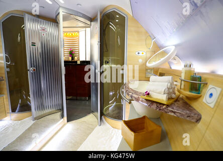 Hamburg, Deutschland. November 2017. Das Badezimmer einer erstklassigen Kabine in einem Airbus A380 in den airbus-Werken in Hamburg, Deutschland, 3. November 2017. Im Rahmen einer offiziellen Zeremonie wird der 100. airbus A380 von Dubai an die Fluggesellschaft Emirates geliefert. Emirates ist einer der größten Kunden für den Airbus A380. Quelle: Christian Charisius/dpa/Alamy Live News Stockfoto