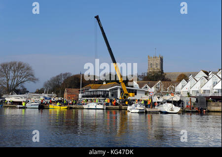 Dorset, Großbritannien. 3 Nov, 2017 christchurch Sailing Club Mitglieder cruiser Yachten Alle in einem Tag streckte mit elkins Werft Kran und Crew unterstützt von den Mitgliedern des Clubs. 60 Yachten sind auf den Club schwer zu verdrängen schmuddelig Flotten, wo Sie bis Anfang April bleiben Reckten. Dies ist eine sehr schnelle und effiziente System basierend auf jahrelanger Erfahrung ermöglicht eine große Anzahl von Booten zu heben und auf Keilen oder Wiegen für den Winter gelegt. Credit: Roger allen Fotografie/alamy leben Nachrichten Stockfoto