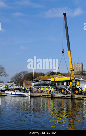 Dorset, Großbritannien. 3 Nov, 2017 christchurch Sailing Club Mitglieder cruiser Yachten Alle in einem Tag streckte mit elkins Werft Kran und Crew unterstützt von den Mitgliedern des Clubs. 60 Yachten sind auf den Club schwer zu verdrängen schmuddelig Flotten, wo Sie bis Anfang April bleiben Reckten. Dies ist eine sehr schnelle und effiziente System basierend auf jahrelanger Erfahrung ermöglicht eine große Anzahl von Booten zu heben und auf Keilen oder Wiegen für den Winter gelegt. Credit: Roger allen Fotografie/alamy leben Nachrichten Stockfoto