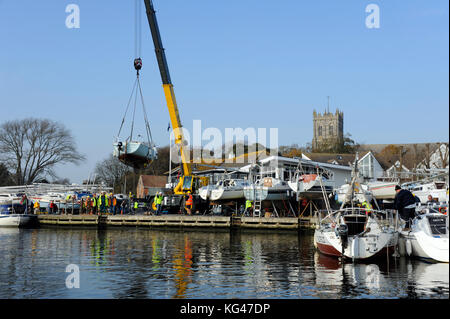 Dorset, Großbritannien. 3 Nov, 2017 christchurch Sailing Club Mitglieder cruiser Yachten Alle in einem Tag streckte mit elkins Werft Kran und Crew unterstützt von den Mitgliedern des Clubs. 60 Yachten sind auf den Club schwer zu verdrängen schmuddelig Flotten, wo Sie bis Anfang April bleiben Reckten. Dies ist eine sehr schnelle und effiziente System basierend auf jahrelanger Erfahrung ermöglicht eine große Anzahl von Booten zu heben und auf Keilen oder Wiegen für den Winter gelegt. Credit: Roger allen Fotografie/alamy leben Nachrichten Stockfoto