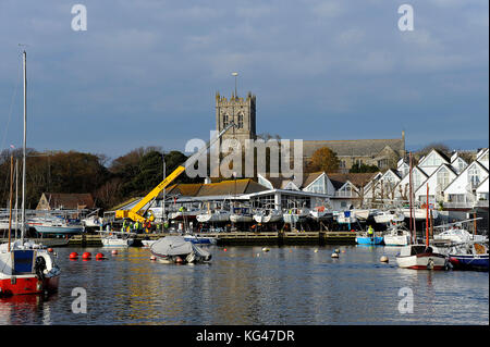 Dorset, Großbritannien. 3 Nov, 2017 christchurch Sailing Club Mitglieder cruiser Yachten Alle in einem Tag streckte mit elkins Werft Kran und Crew unterstützt von den Mitgliedern des Clubs. 60 Yachten sind auf den Club schwer zu verdrängen schmuddelig Flotten, wo Sie bis Anfang April bleiben Reckten. Dies ist eine sehr schnelle und effiziente System basierend auf jahrelanger Erfahrung ermöglicht eine große Anzahl von Booten zu heben und auf Keilen oder Wiegen für den Winter gelegt. Credit: Roger allen Fotografie/alamy leben Nachrichten Stockfoto