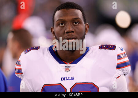 East Rutherford, New Jersey, USA. 2 Nov, 2017. Buffalo Bills tight end Khari Lee (88) schaut auf während der NFL Spiel zwischen den Buffalo Bills und die New York Jets an MetLife Stadium in East Rutherford, New Jersey. Die New York Jets gewannen 34-21. Christopher Szagola/CSM/Alamy leben Nachrichten Stockfoto