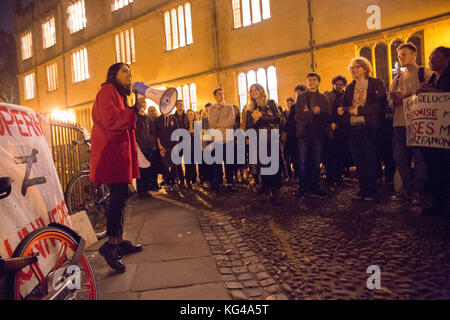 Oxford, UK. 3. November 2017. Hunderte von der Universität Oxford Studenten in Radcliffe Camera von Oxford Elitismus und ein Anruf an der Universität Oxford zu einem langfristigen Projekt der Entkolonialisierung auf allen Ebenen zu verpflichten, zu protestieren. Die Kundgebung wurde von Oxford SU Klasse organisiert. Quelle: Pete Lusabia/Alamy leben Nachrichten Stockfoto