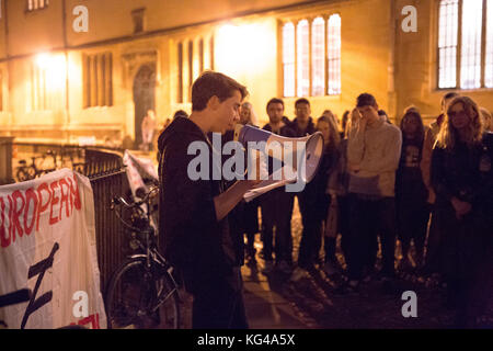 Oxford, UK. 3. November 2017. Hunderte von der Universität Oxford Studenten in Radcliffe Camera von Oxford Elitismus und ein Anruf an der Universität Oxford zu einem langfristigen Projekt der Entkolonialisierung auf allen Ebenen zu verpflichten, zu protestieren. Die Kundgebung wurde von Oxford SU Klasse organisiert. Quelle: Pete Lusabia/Alamy leben Nachrichten Stockfoto