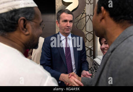 Sterling, Virginia, USA. 03 Nov, 2017. Virginia Vizegouverneur RALPH NORTHAM besucht das Freitagsgebet an den Allen Dulles Bereich muslimischen Gesellschaft. Der demokratische Kandidat Northam läuft für Virginia Gouverneur in diesem off-Jahr Wahl gegen die republikanischen Kandidaten Ed Gillespie. Die Wahl ist der Dienstag, 7. November. Credit: Brian Cahn/ZUMA Draht/Alamy leben Nachrichten Stockfoto