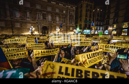 Barcelona, Spanien. November 2017. Katalanische Separatisten mit ihren Plakaten, die "Freiheit für die politischen Gefangenen" fordern, schreien Parolen, während sie für die Freilassung von acht Mitgliedern der ehemaligen katalanischen Regierung protestieren, die nach ihrem Erscheinen vor Gericht in Haft genommen wurden, um die Rebellion zu erklären. Aufruhr und Missbrauch öffentlicher Gelder im Zusammenhang mit einem verbotenen Referendum über die Sezession und der Unabhängigkeitsabstimmung im katalanischen Parlament. Quelle: Matthias Oesterle/Alamy Live News Stockfoto