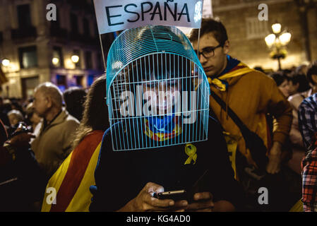 Barcelona, Spanien. November 2017. Eine katalanische Separatistin trägt einen Vogelkäfig, als sie gegen die Freilassung von 8 Mitgliedern der ehemaligen katalanischen Regierung protestiert, die nach ihrem Auftritt vor Gericht in Haft genommen wurden, um die Rebellion zu erklären. Aufruhr und Missbrauch öffentlicher Gelder im Zusammenhang mit einem verbotenen Referendum über die Sezession und der Unabhängigkeitsabstimmung im katalanischen Parlament. Quelle: Matthias Oesterle/Alamy Live News Stockfoto