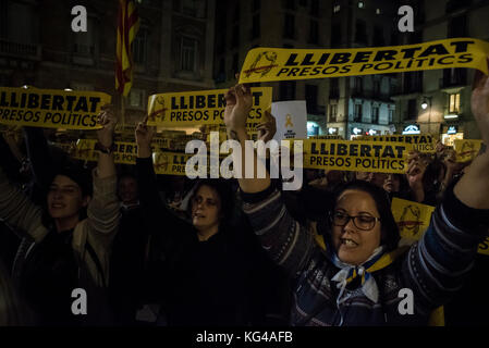 Barcelona, Spanien. November 2017. Tausende von Menschen demonstrieren in Plaça Sant Jaume gegen die Inhaftierung von Oriol Junqueras, Vizepräsident der katalanischen Regierung, und sieben Ratsherren. Der Nationalgerichtshof hat auch die Freilassung von Jordi Sánchez und Jordi Cuixart, den zivilen Führern der Unabhängigkeitsbewegung, abgelehnt. Carles Puigdemont, der entlassene Präsident der katalanischen Regierung, führt seine Verteidigungsstrategie von Brüssel aus aus aus aus aus, von wo aus er sich geweigert hat, vor den Nationalgerichtshof zu gehen. Kredit: Carles Desfilis / Alamy Live News Stockfoto