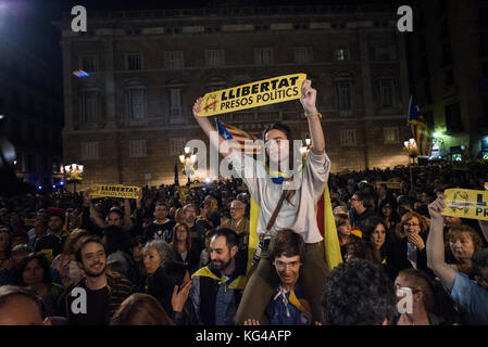 Barcelona, Spanien. November 2017. Tausende von Menschen demonstrieren in Plaça Sant Jaume gegen die Inhaftierung von Oriol Junqueras, Vizepräsident der katalanischen Regierung, und sieben Ratsherren. Der Nationalgerichtshof hat auch die Freilassung von Jordi Sánchez und Jordi Cuixart, den zivilen Führern der Unabhängigkeitsbewegung, abgelehnt. Carles Puigdemont, der entlassene Präsident der katalanischen Regierung, führt seine Verteidigungsstrategie von Brüssel aus aus aus aus aus, von wo aus er sich geweigert hat, vor den Nationalgerichtshof zu gehen. Kredit: Carles Desfilis / Alamy Live News Stockfoto