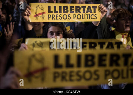 Barcelona, Spanien. November 2017. Tausende von Menschen demonstrieren in Plaça Sant Jaume gegen die Inhaftierung von Oriol Junqueras, Vizepräsident der katalanischen Regierung, und sieben Ratsherren. Der Nationalgerichtshof hat auch die Freilassung von Jordi Sánchez und Jordi Cuixart, den zivilen Führern der Unabhängigkeitsbewegung, abgelehnt. Carles Puigdemont, der entlassene Präsident der katalanischen Regierung, führt seine Verteidigungsstrategie von Brüssel aus aus aus aus aus, von wo aus er sich geweigert hat, vor den Nationalgerichtshof zu gehen. Kredit: Carles Desfilis / Alamy Live News Stockfoto