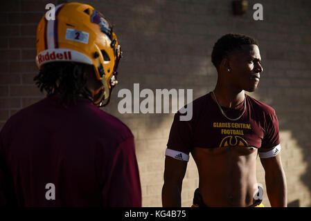 Belle Glade, Florida, USA. 3. November 2017. Lichtungen Zentrale Defensive zurück Trey Grün (14) sieht in der Sonne, bevor Sie sich im Feld bis vor dem Spiel zwischen Pahokee und Lichtungen zentral an Lichtungen Zentrale am Freitag, 3. November 2017 zu warm. Quelle: Andres Leiva/der Palm Beach Post/ZUMA Draht/Alamy leben Nachrichten Stockfoto