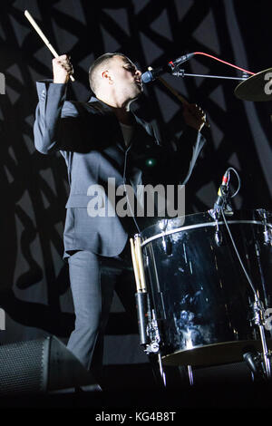 Mailand Italien. 3. November 2017. Die englischen Punk duo Slaves führt live auf der Bühne des Mediolanum Forum Eröffnung der Show von Kasabian Credit: Rodolfo Sassano/Alamy leben Nachrichten Stockfoto