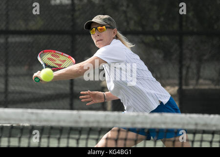 Boca Raton, FL, USA. Nov. 2017. Martina Navratilova spielt Tennis im Boca Raton Resort Tennis Center für die 27. Jährlichen Chris Evert/Raymond James Pro-Celebrity Tennis Classic, am 3. November 2017 in Boca Raton, Florida. Personen: Martina Navratilova Transmission Ref: MNC007 Credit: HoO Me.Com/Media Punch/Alamy Live News Stockfoto