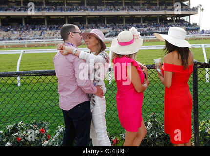 San Diego, Kalifornien, USA. 3. November 2017. PAUL PHILLIPS, Links, MAIA IANEVA, IVETTE und VINITES SAMANATHA RAYAS den Breeders' Cup im Del Mar Thoroughbred Club Watch am Freitag. Credit: K.C. Alfred/San Diego - die Tribüne/ZUMA Draht/Alamy leben Nachrichten Stockfoto